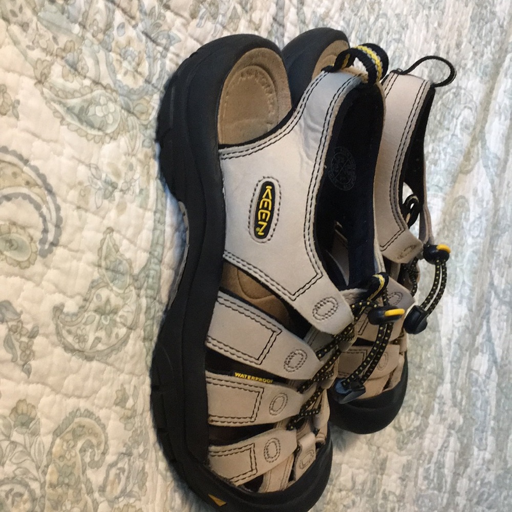 Waterproof Keen tan sandals only worn a few times